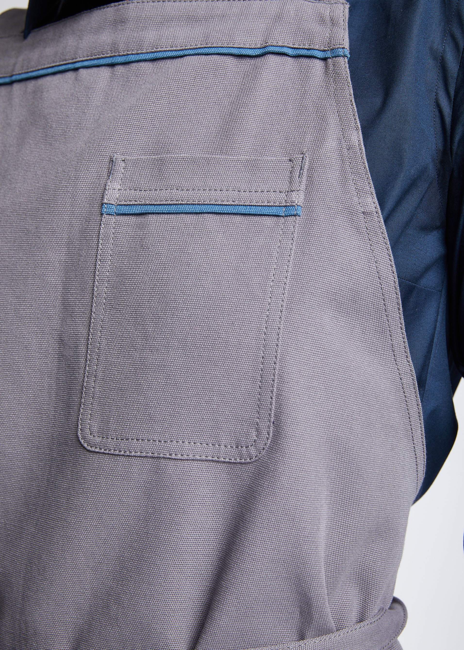 Austin Canvas Cross-Back Apron in Light Gray with Slate Blue Piping